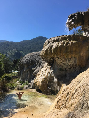 Douche naturelle sous la Fontaine Pétrifiante ! 