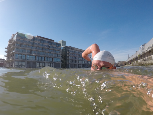 Baignade à la fraîche sous le soleil de Pantin